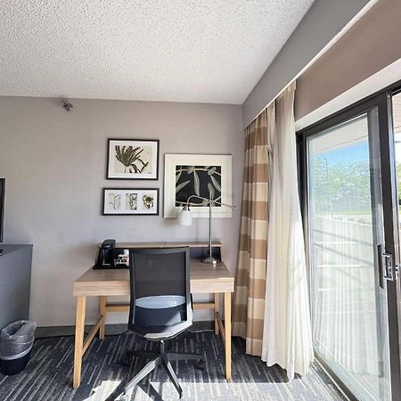 Wingate By Wyndham Lincoln Airport East Hotel Bagian luar foto