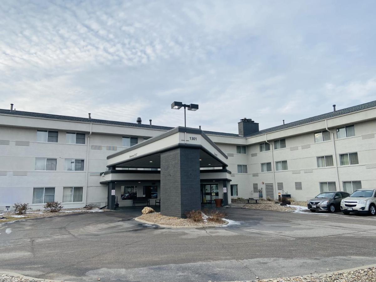 Wingate By Wyndham Lincoln Airport East Hotel Bagian luar foto