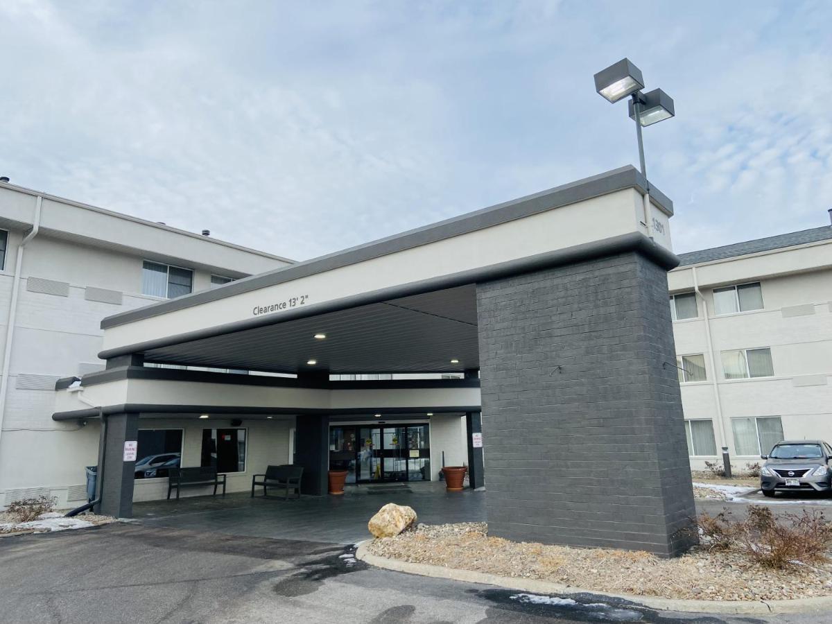 Wingate By Wyndham Lincoln Airport East Hotel Bagian luar foto
