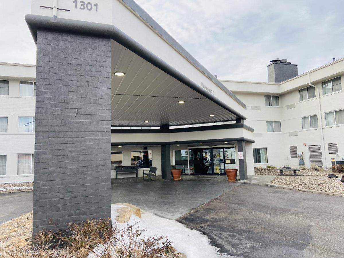 Wingate By Wyndham Lincoln Airport East Hotel Bagian luar foto