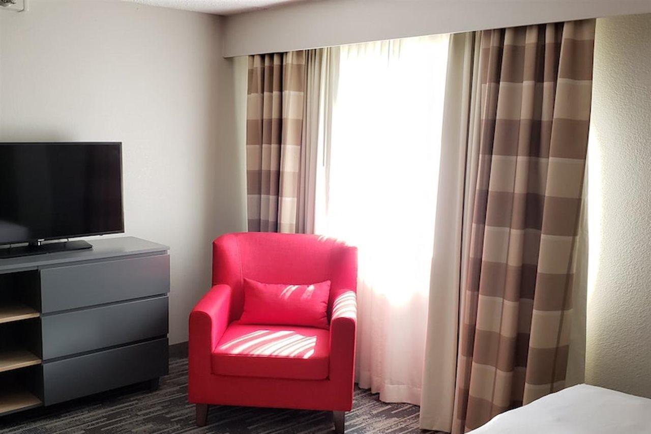 Wingate By Wyndham Lincoln Airport East Hotel Bagian luar foto