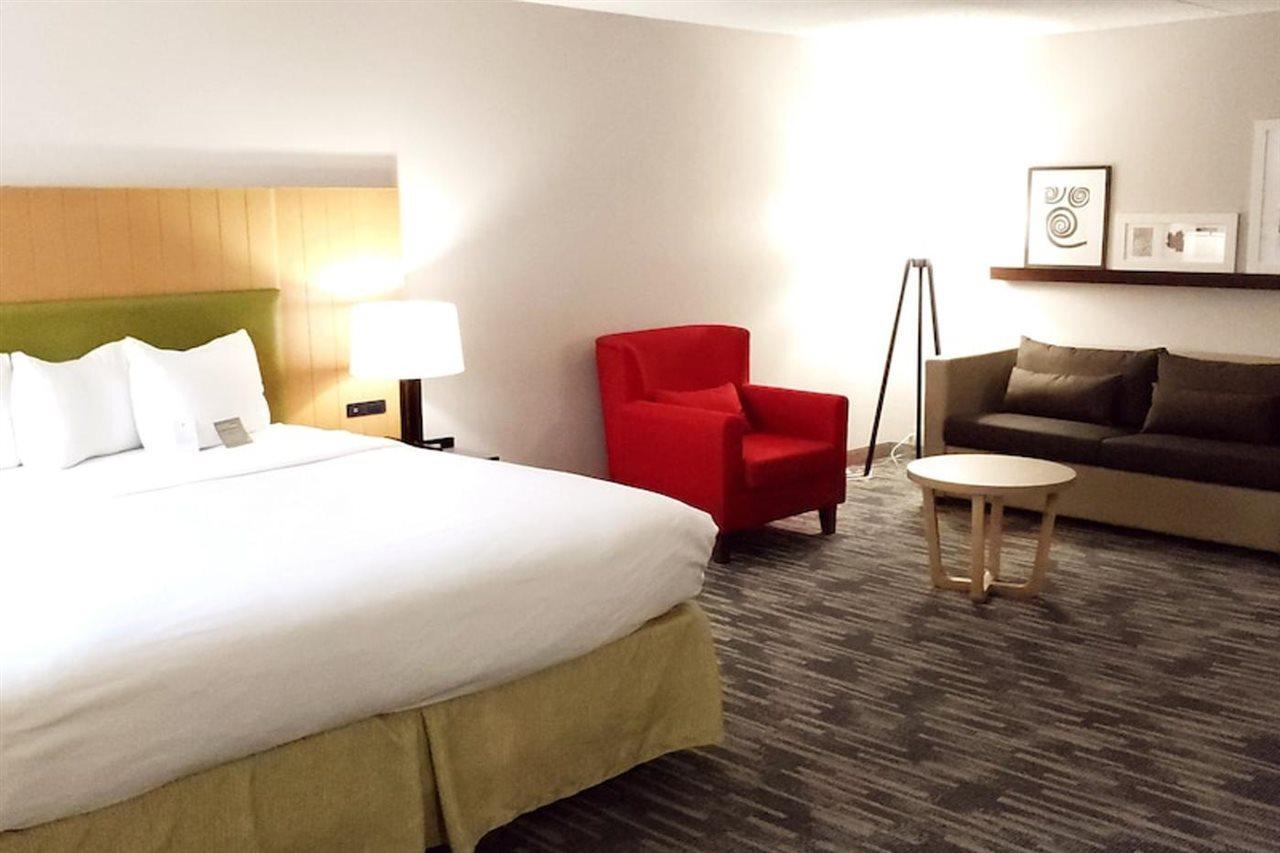 Wingate By Wyndham Lincoln Airport East Hotel Bagian luar foto