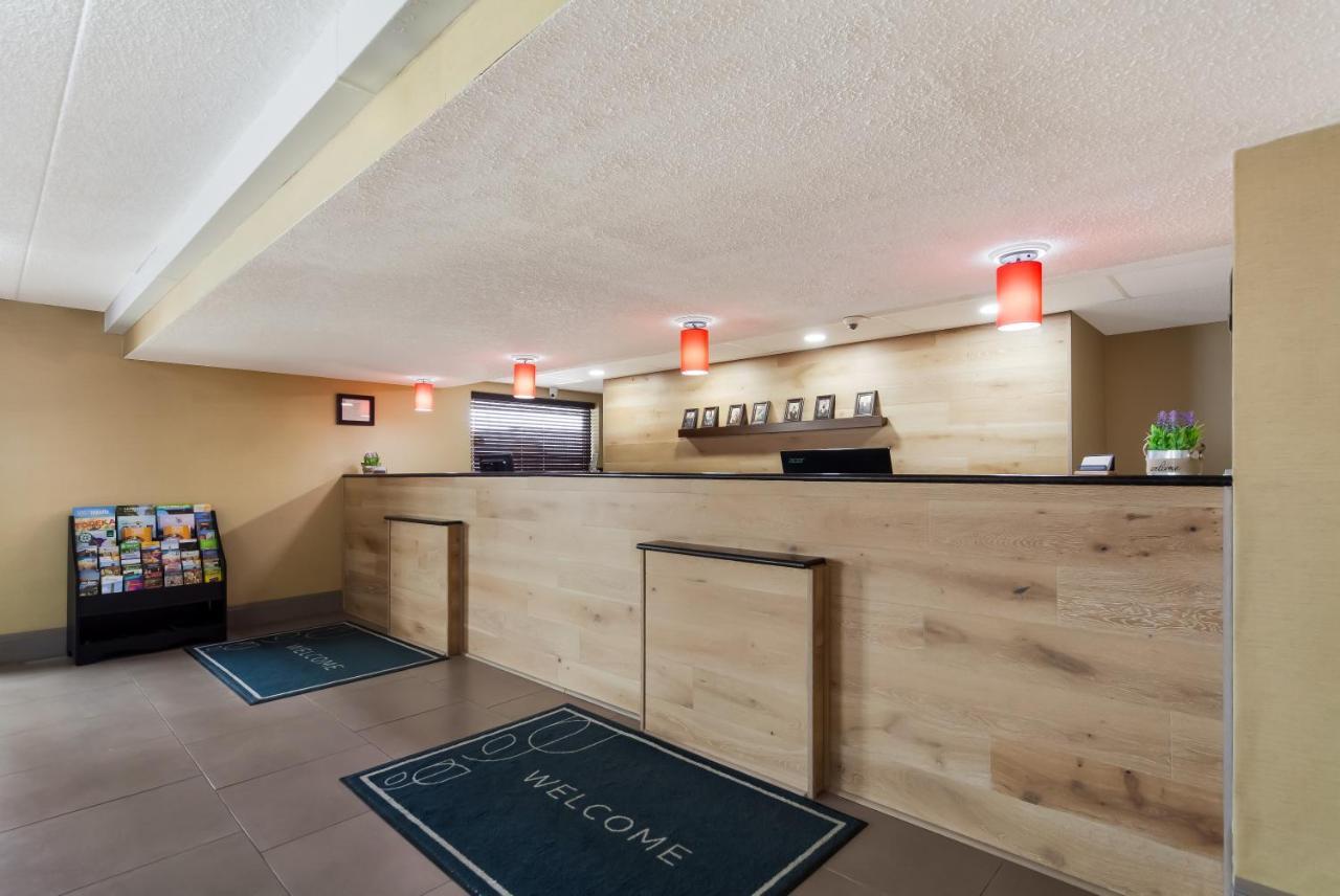 Wingate By Wyndham Lincoln Airport East Hotel Bagian luar foto
