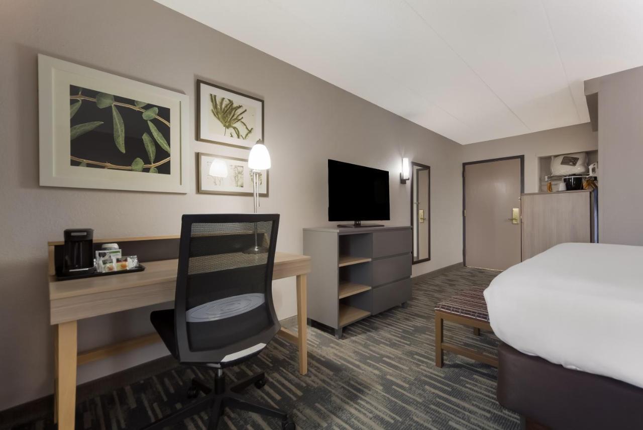 Wingate By Wyndham Lincoln Airport East Hotel Bagian luar foto