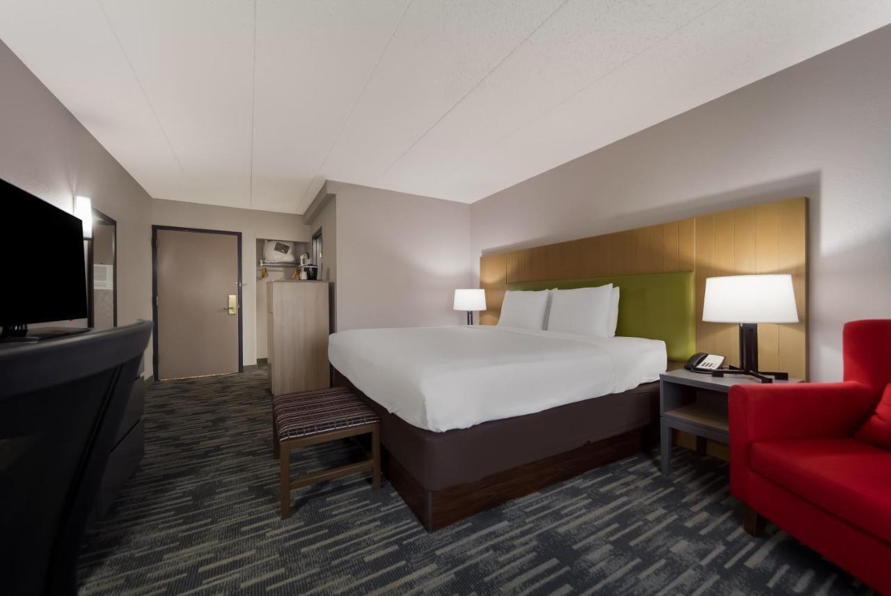 Wingate By Wyndham Lincoln Airport East Hotel Bagian luar foto