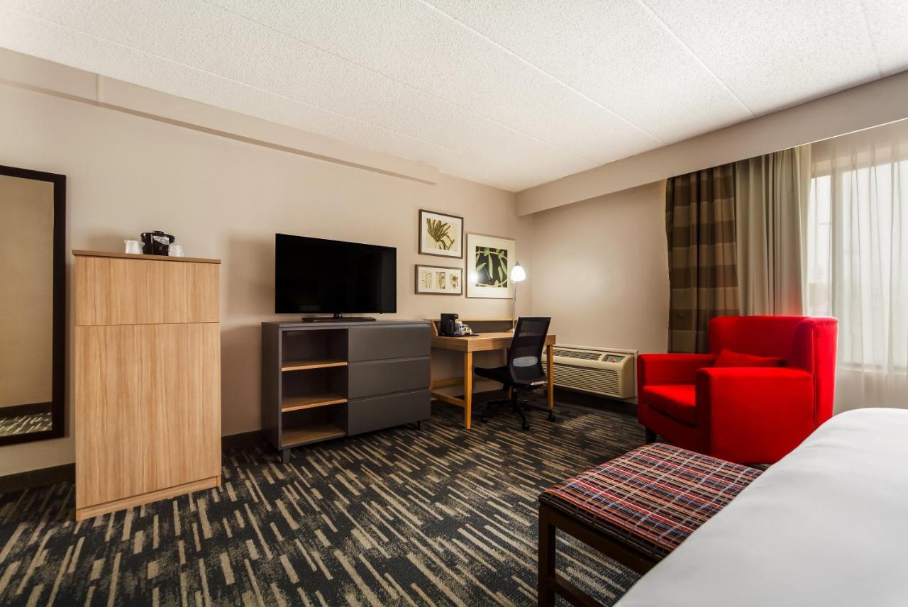 Wingate By Wyndham Lincoln Airport East Hotel Bagian luar foto