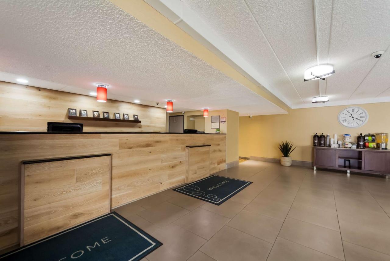 Wingate By Wyndham Lincoln Airport East Hotel Bagian luar foto