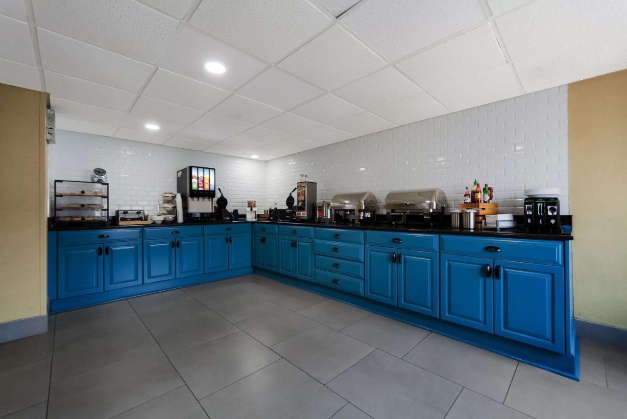 Wingate By Wyndham Lincoln Airport East Hotel Bagian luar foto