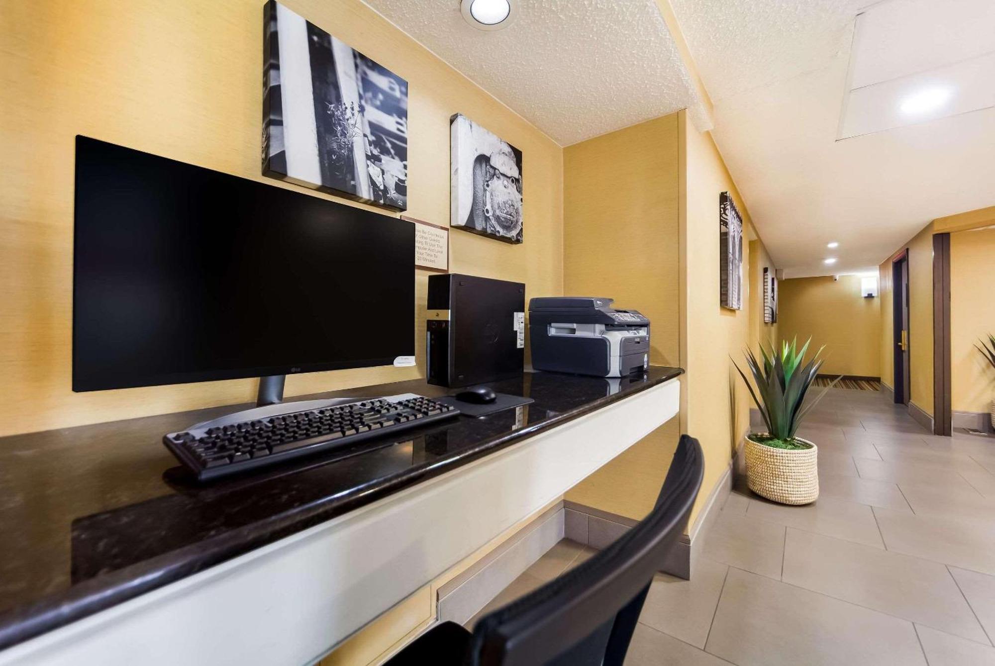 Wingate By Wyndham Lincoln Airport East Hotel Bagian luar foto
