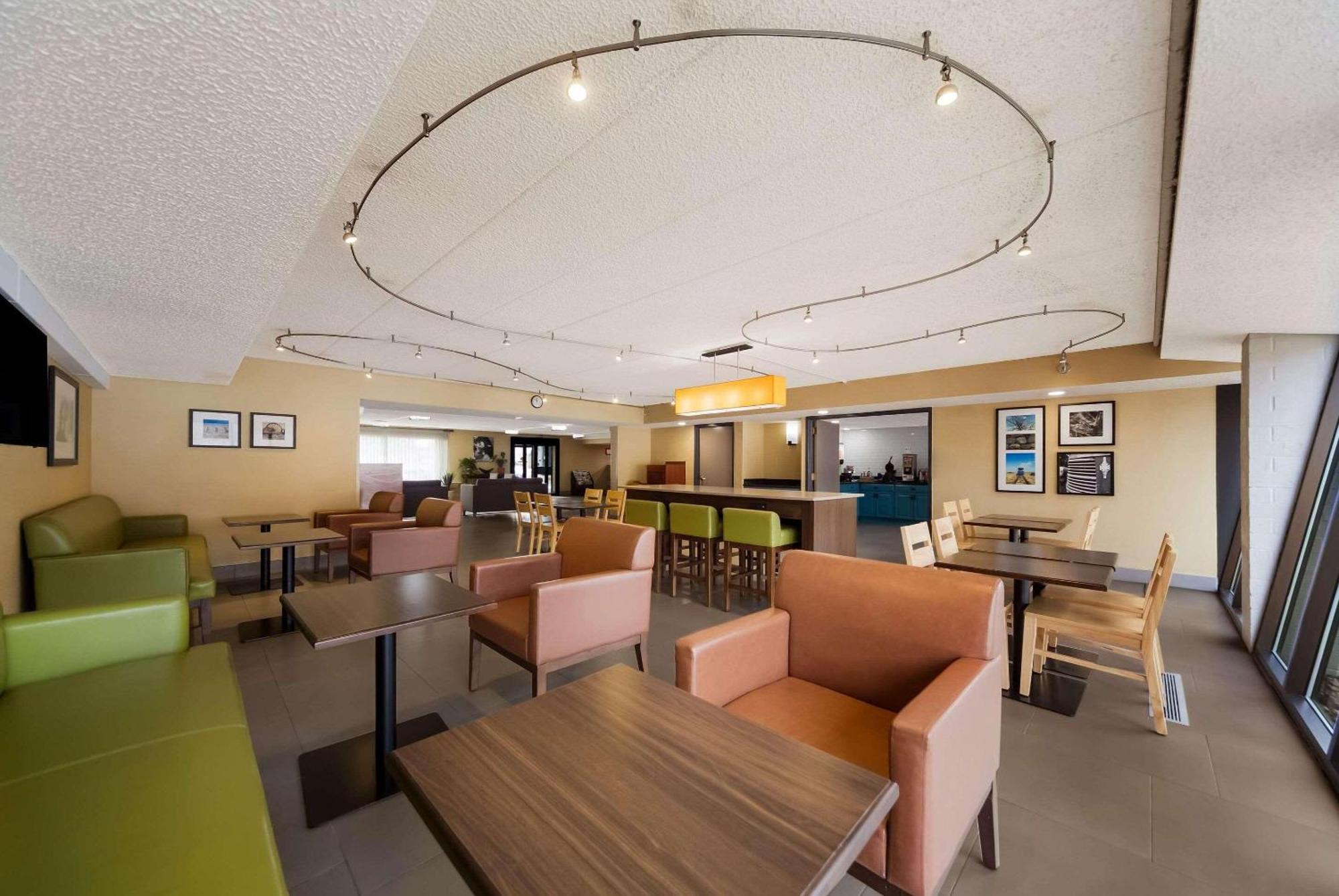Wingate By Wyndham Lincoln Airport East Hotel Bagian luar foto