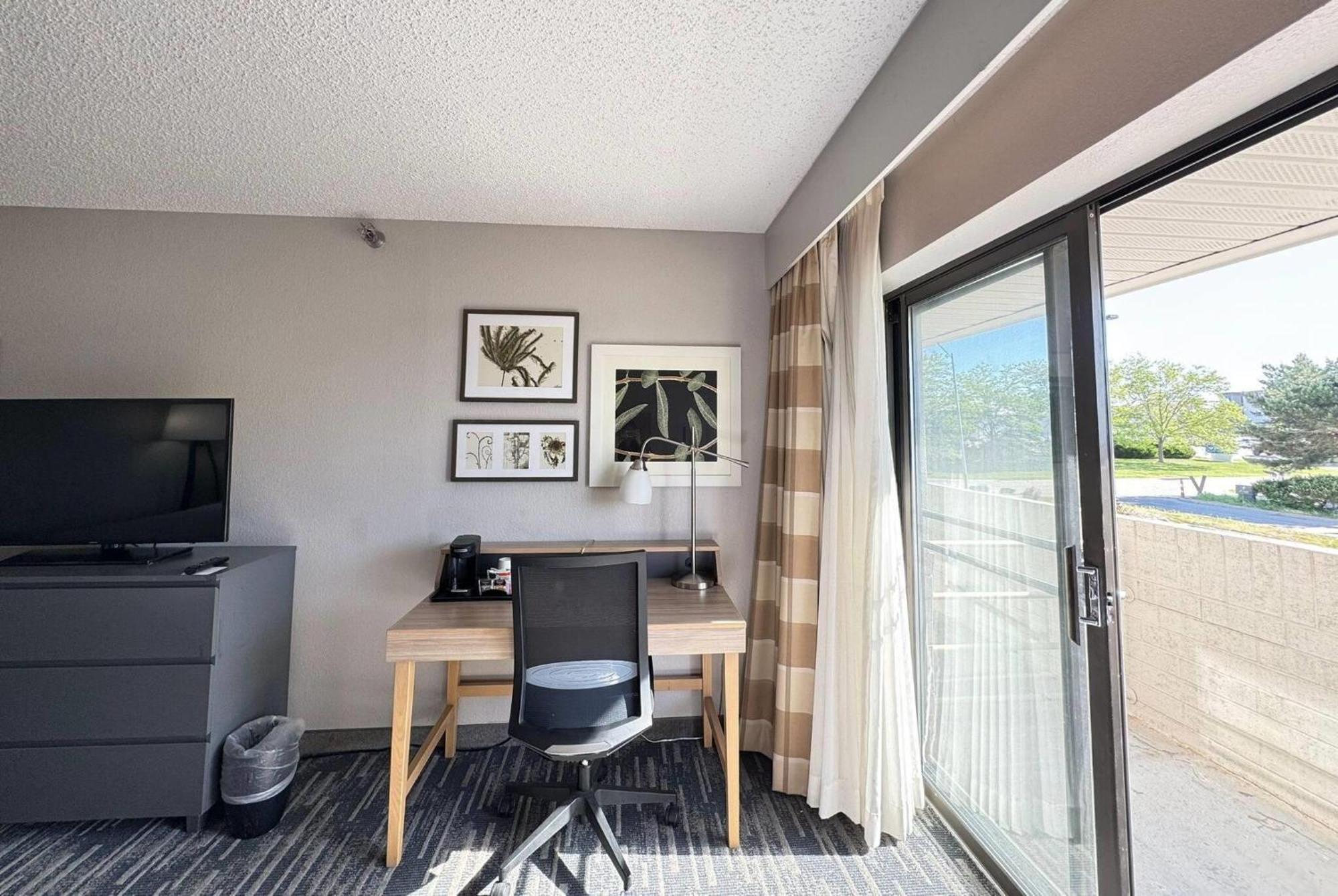 Wingate By Wyndham Lincoln Airport East Hotel Bagian luar foto