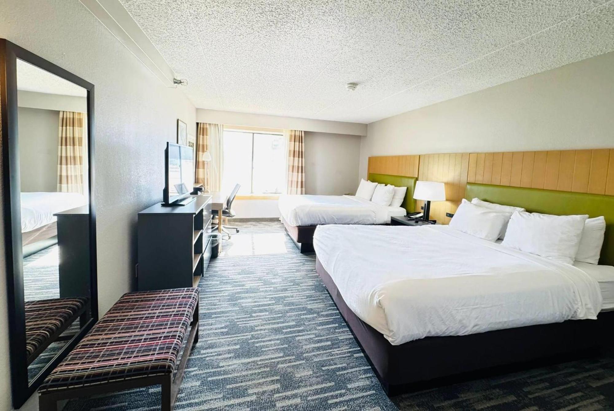 Wingate By Wyndham Lincoln Airport East Hotel Bagian luar foto
