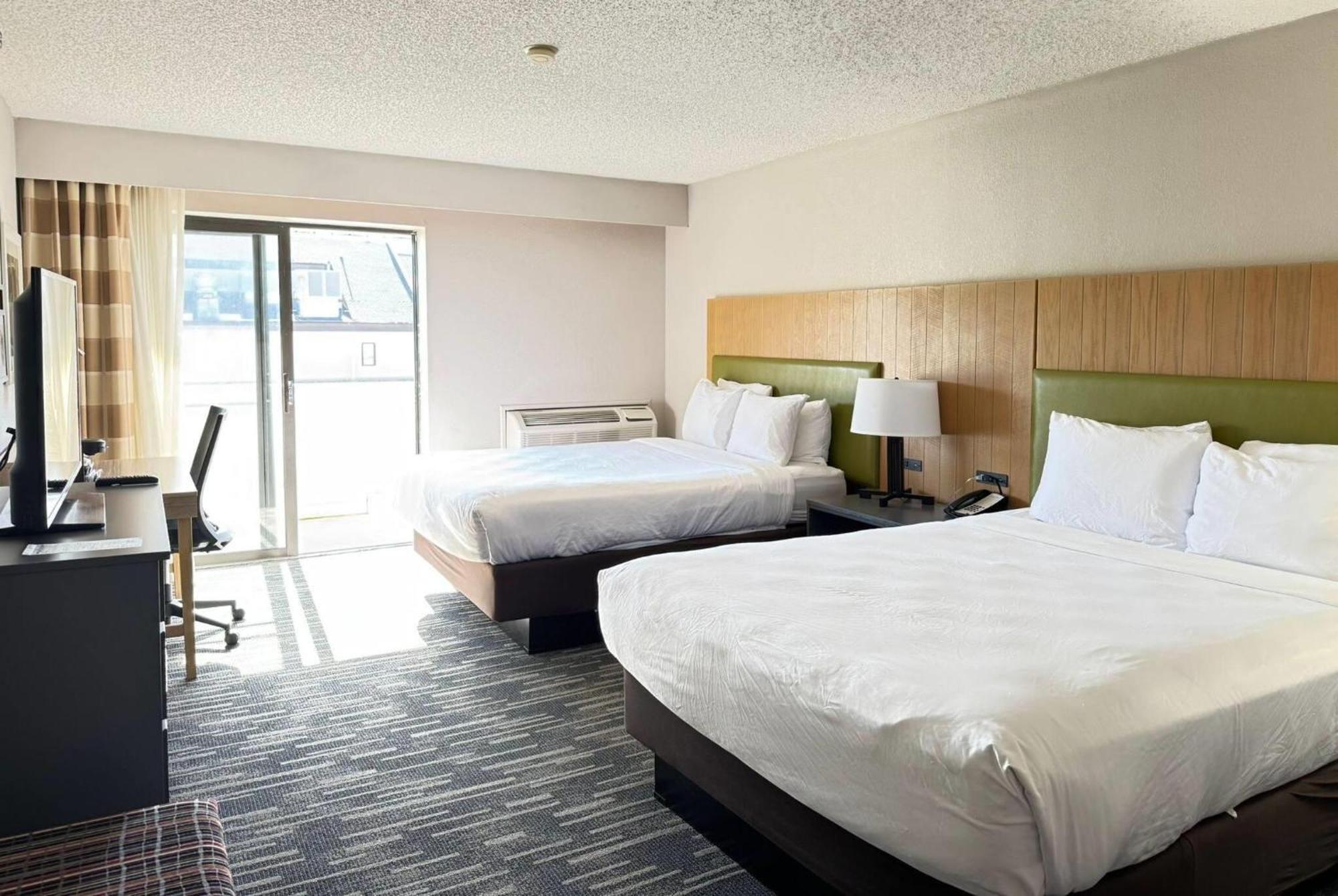 Wingate By Wyndham Lincoln Airport East Hotel Bagian luar foto