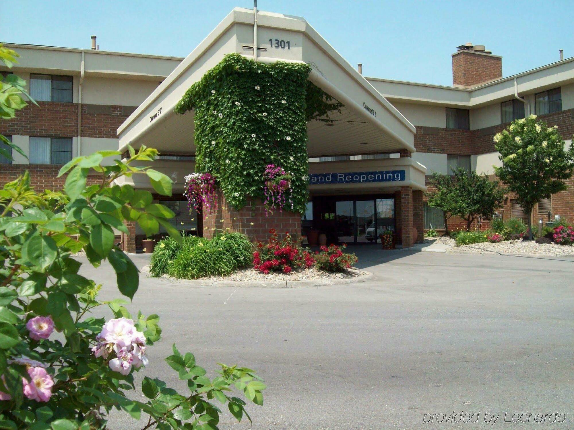 Wingate By Wyndham Lincoln Airport East Hotel Bagian luar foto