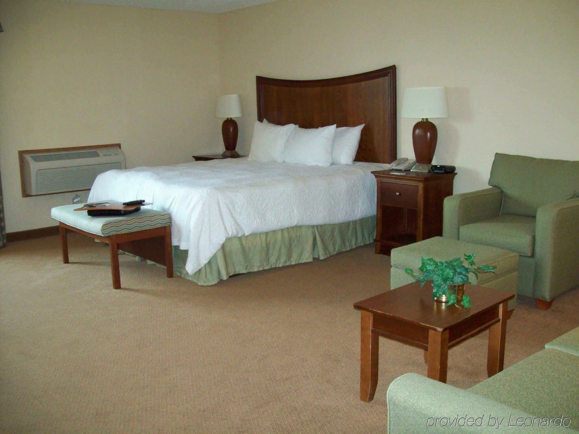 Wingate By Wyndham Lincoln Airport East Hotel Bagian luar foto